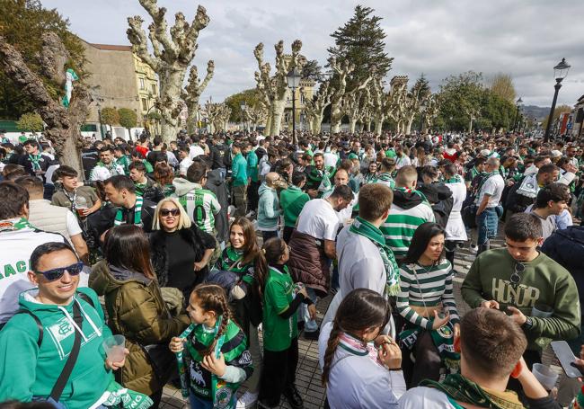 Los aficionados racinguistas llenaron la plaza Campu la Guía, donde e habían congregado a partir de la 13.00 horas