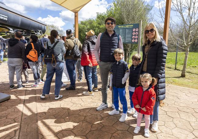 La familia Jiménez, en la cola del teleférico.