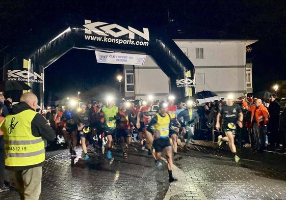 Salida conjunta del trail y de la marcha de Cicero en la noche del Viernes Santo.