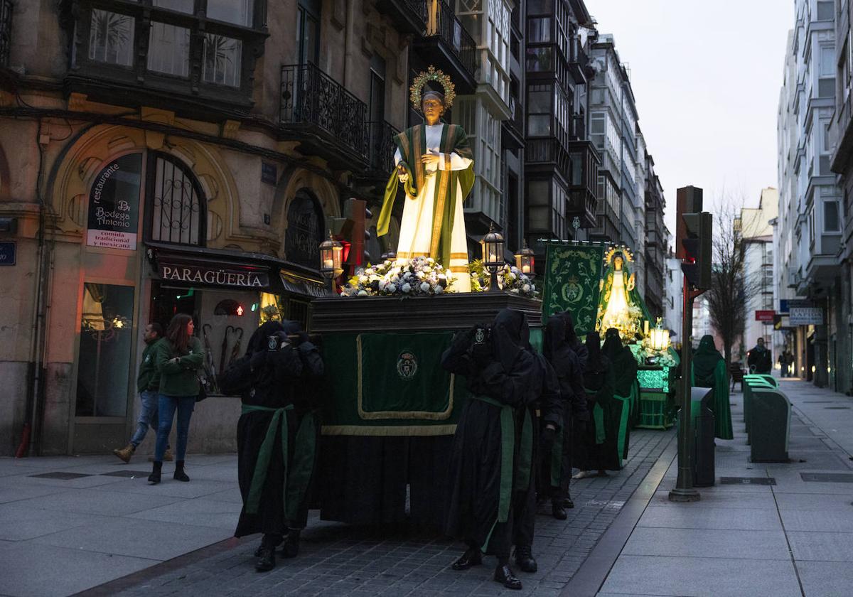 Los pasos de La Soledad, durante su recorrido matinal de este sábado, en la calle Cervantes.