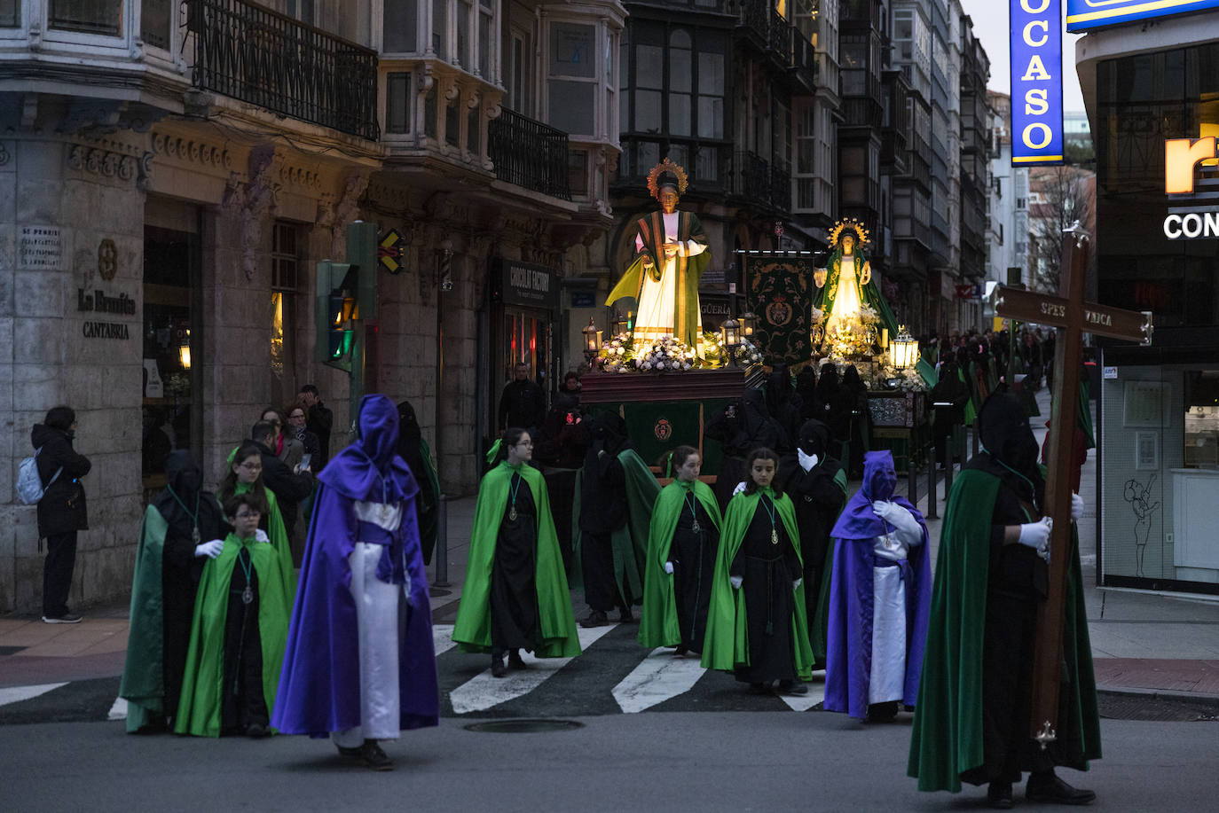 Las tallas iluminadas al amanecer