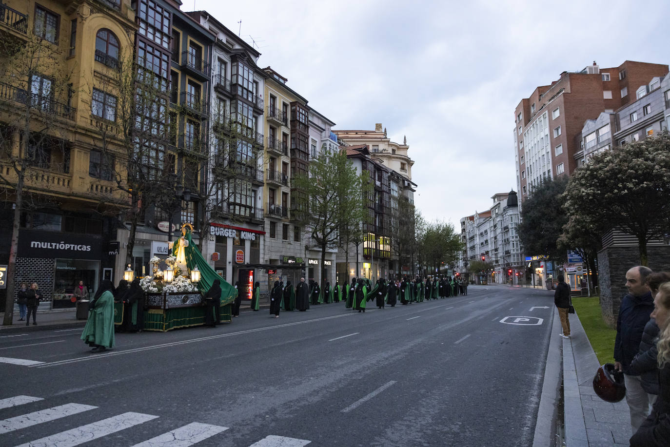 A diferencia de días pasados, la lluvia ha respetado los tiempos de la procesión