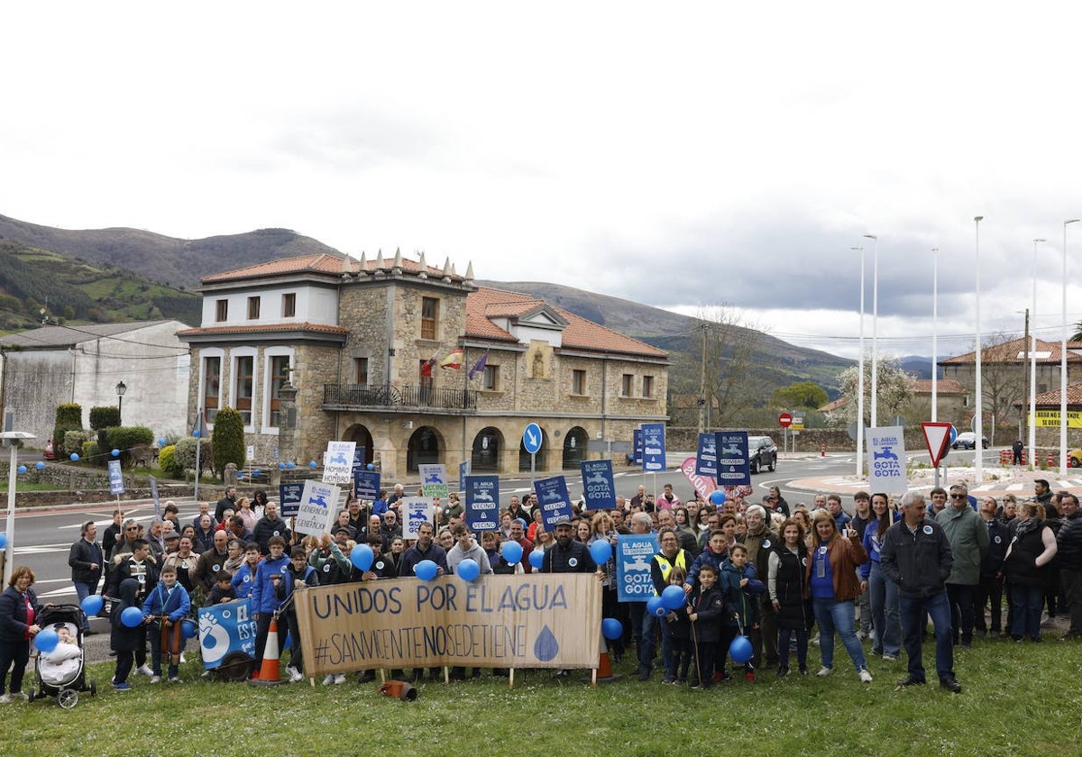 Vecinos de San Vicente de Toranzo junto a una gran pancarta que anuncia que están 'Unidos por el agua'.