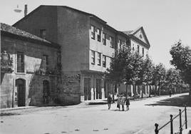 Imagen de archivo en blanco y negro del antiguo cine Avenida, en el centro de Cabezón de la Sal.