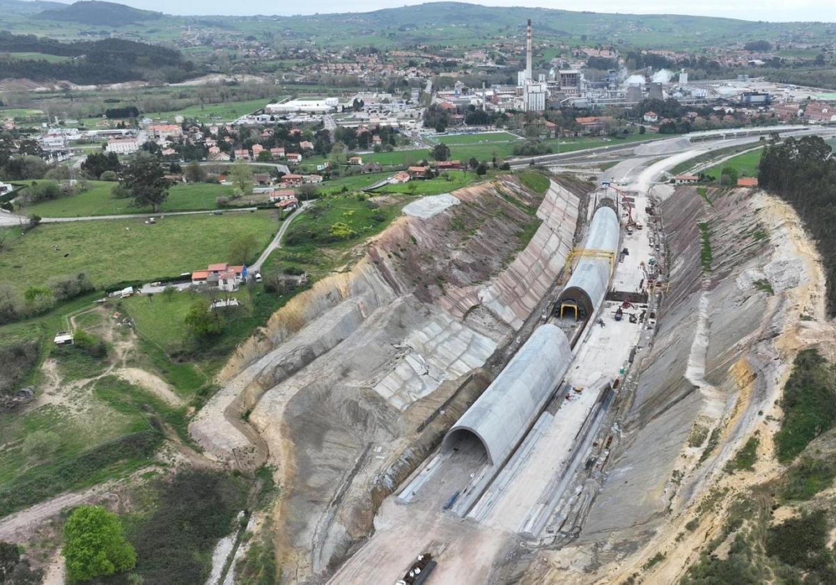 Vista aérea de las labores para construir el túnel, en el ramal de Torrelavega.