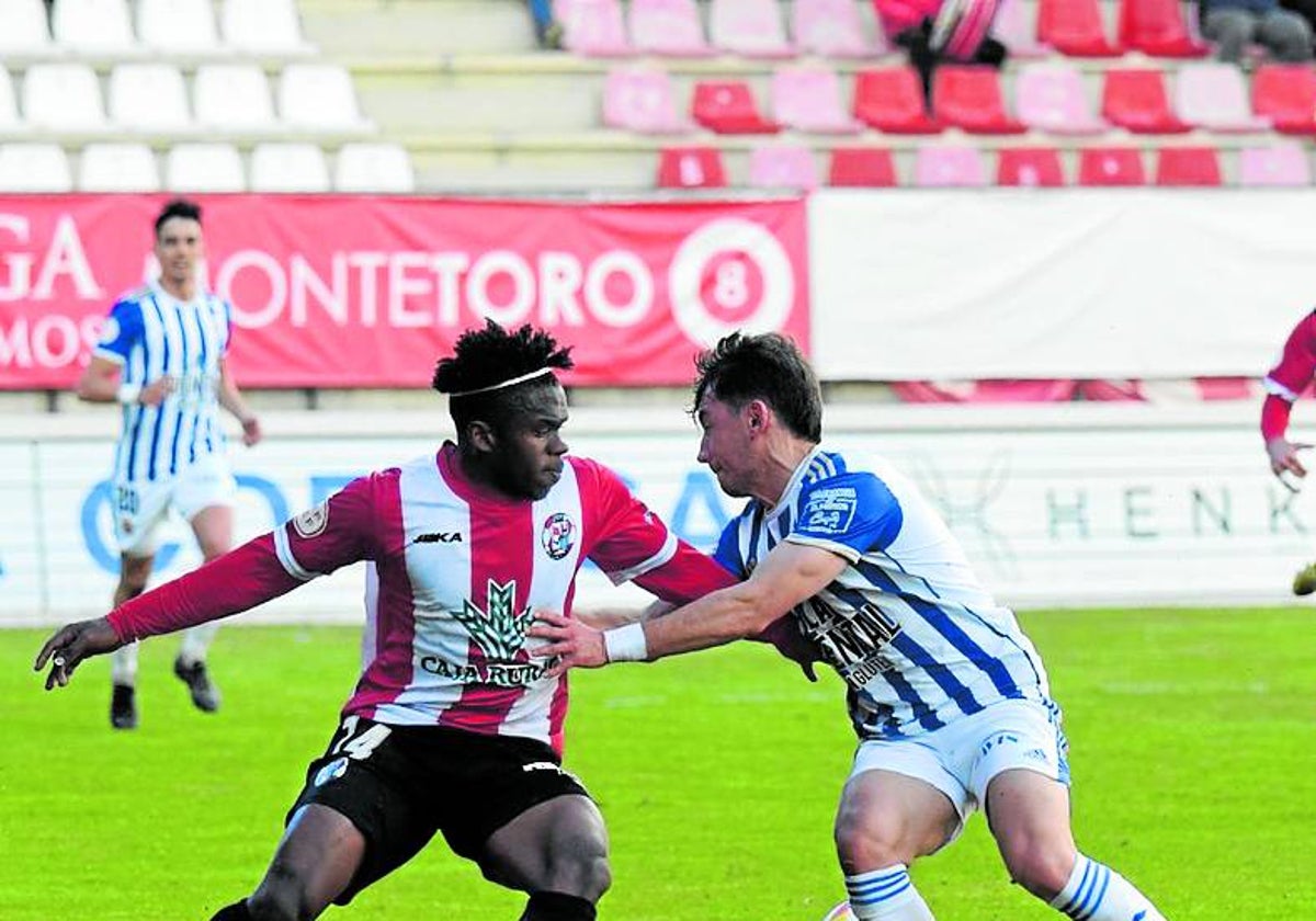 Pol Bassa (derecha) lucha por el balón con un rival del Zamora