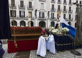 Losa pasos de 'Virgen de La Inmaculada Gloriosa' y del 'Cristo Resucitado', en su encuentro en la Porticada.