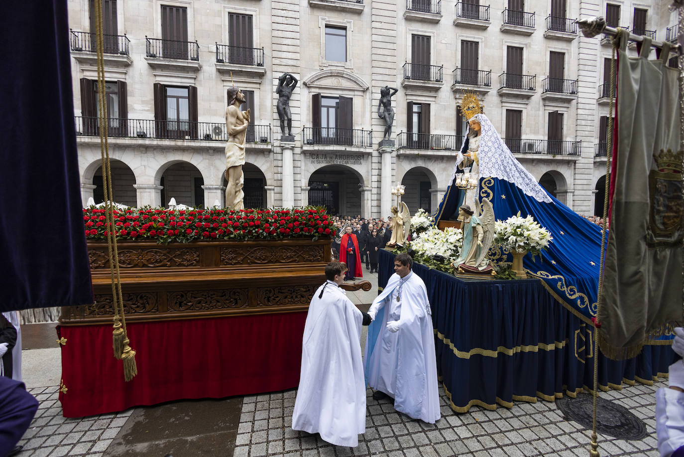 Losa pasos de 'Virgen de La Inmaculada Gloriosa' y del 'Cristo Resucitado', en su encuentro en la Porticada.