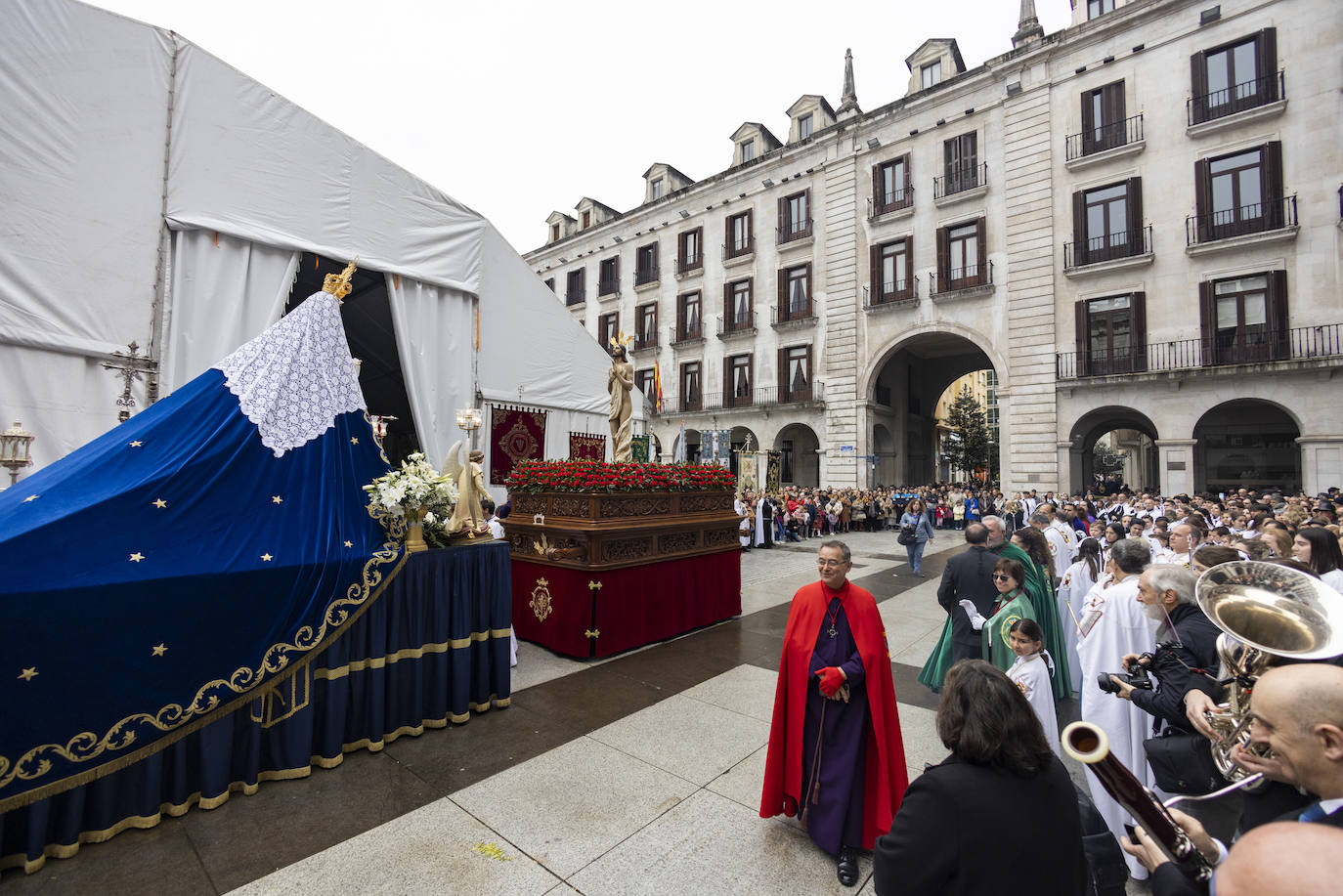 Allí se reunieron centenares de fieles que no quisieron perderse uno de los momentos más emocionantes de estas festividades.