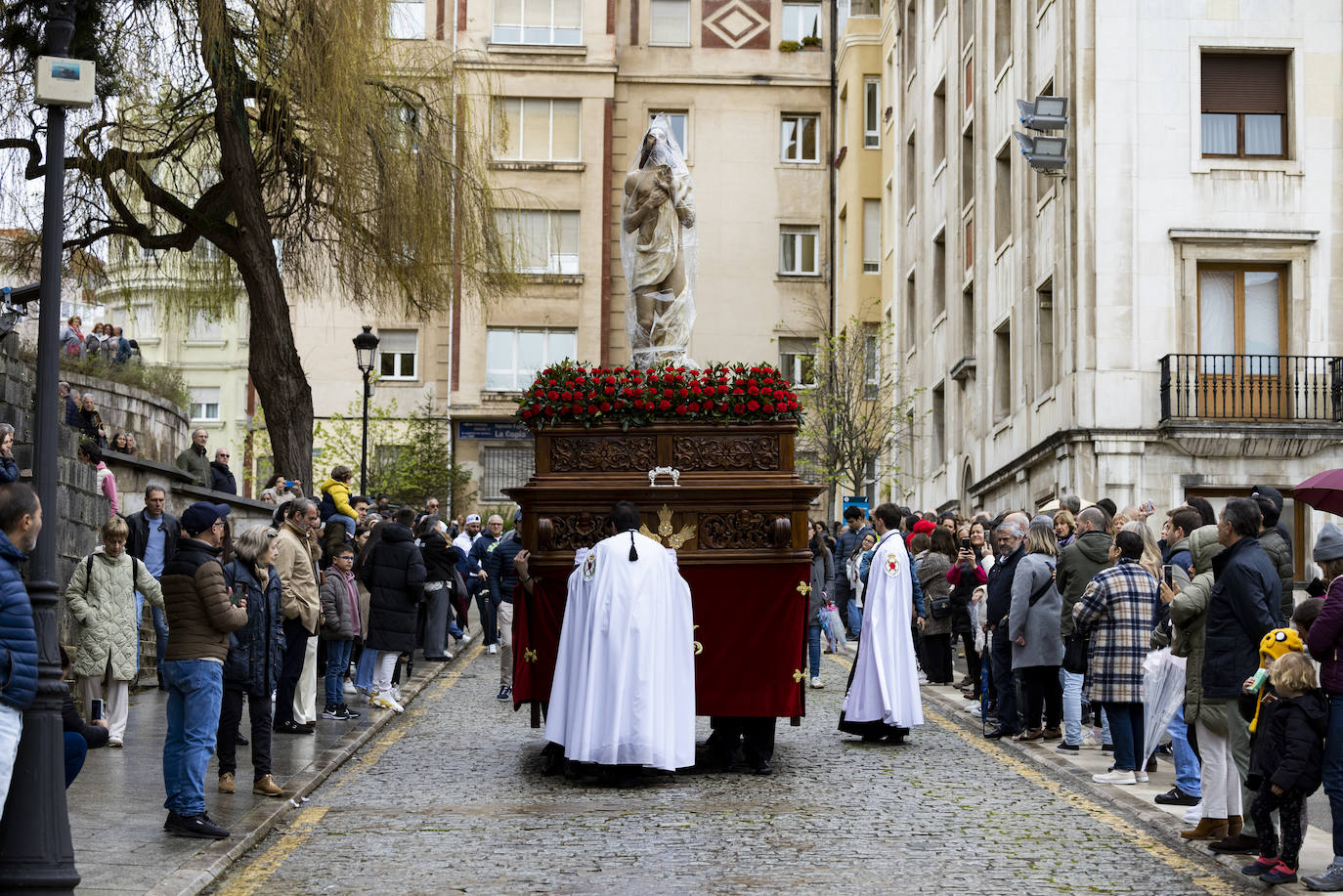 Jesús, recién resucitado,parte de la Iglesia de El Cristo hacia La Porticada