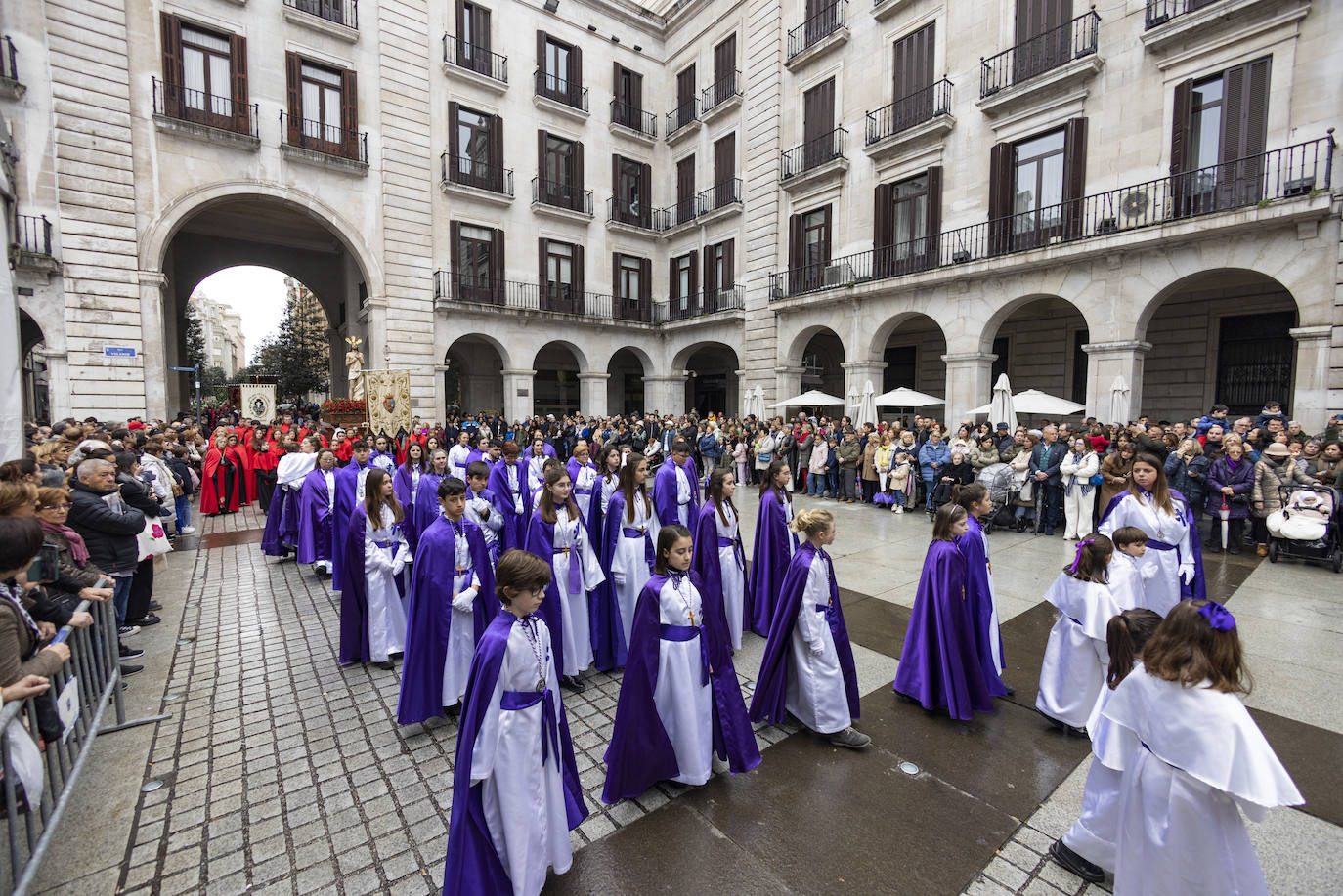 Las diferentes cofradías que han acompalado a la última procesión de esta lluviosa Semana Santa