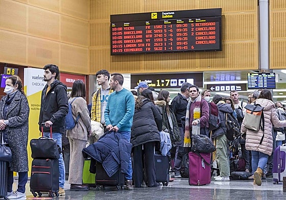 Pasajeros en la terminal del Seve Ballesteros.