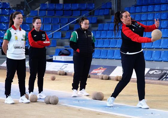 Alicia Saiz, al tiro para la Bolística, con Dafne Rojo, Moral Fernández y Lucía Terán detrás.