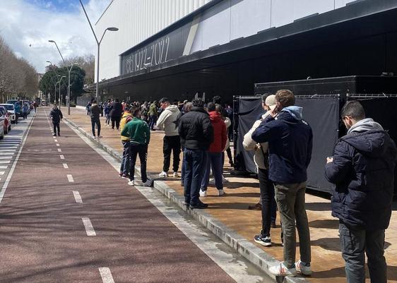 Colas a las 15.00 horas en la tienda del Burgos CF para adquirir una entrada para el partido ante el Racing