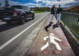 El asfalto conserva el surco dejado por el vehículo de Jaime Acebes cuando hace un año perdió el control y arrolló a tres personas.