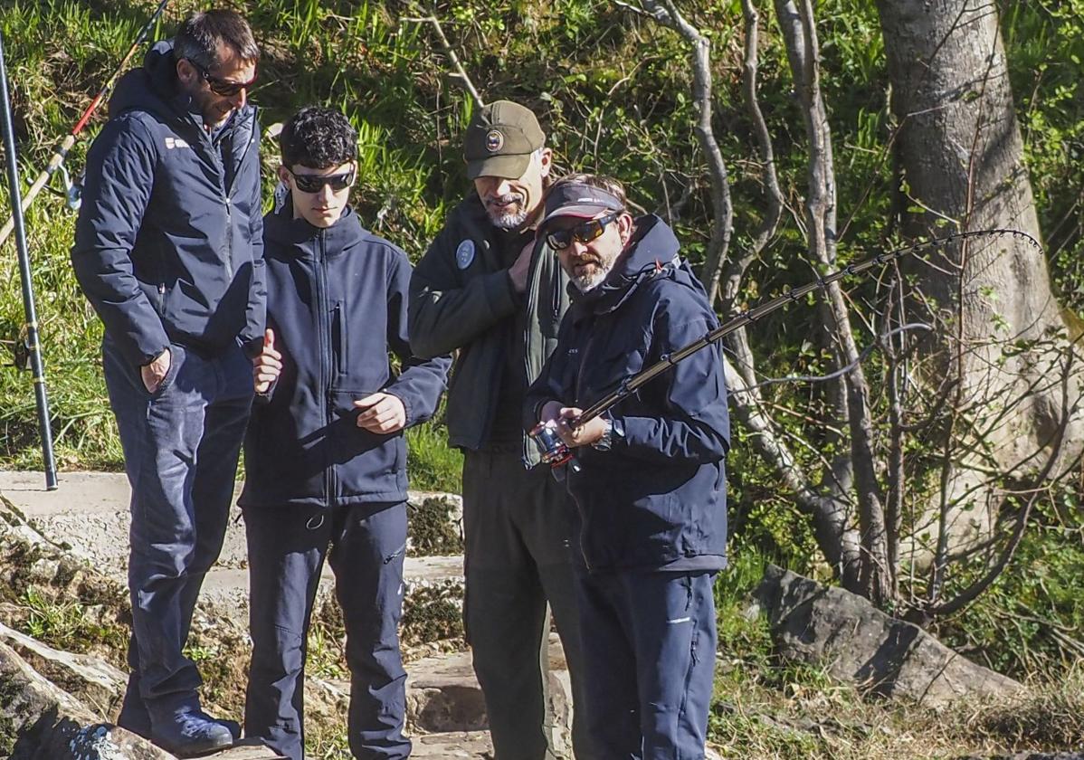 Un grupo de pescadores, estos días en el coto de Güedes del río Pas.