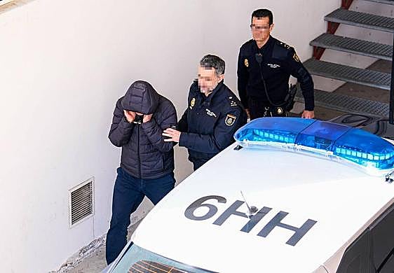 El exjefe de Carreteras, Miguel Ángel Diez, de camino al penal de El Dueso (Santoña) el 22 de febrero de 2023.