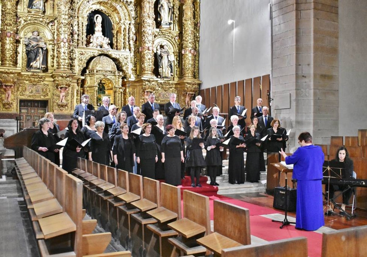 La Coral de Los Corrales lleva 37 años organizando unas jornadas de música sacra pioneras en Cantabria.