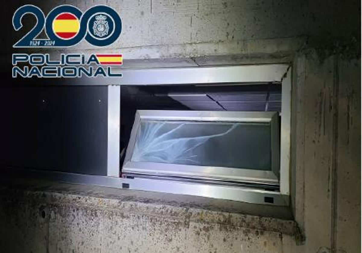 Ventana por la que supuestamente entró al colegio el joven detenido.