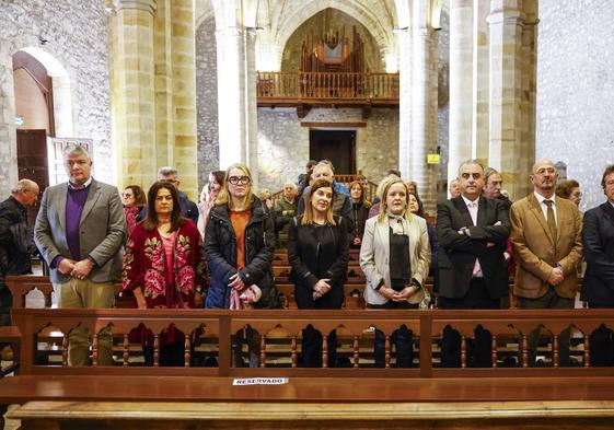 Los miembros del consejo de Gobierno de Cantabria -de izquierda a derecha, Luis Ángel Agüeros, Begoña Gómez, Eva Guillermina Fernández, María José Sáenz de Buruaga, Isabel Urrutia, Roberto Media, César Pascual y Carlos Palencia- asistieron a las 12.00 horas a la misa del Peregrino.