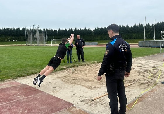 Un agente de la Policía Local controla una actividad deportiva en el municipio.