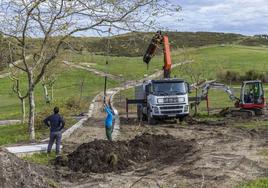 Los trabajos del futuro Parque 2020, ayer, avanzaban en la pradera de Cabo Mayor.