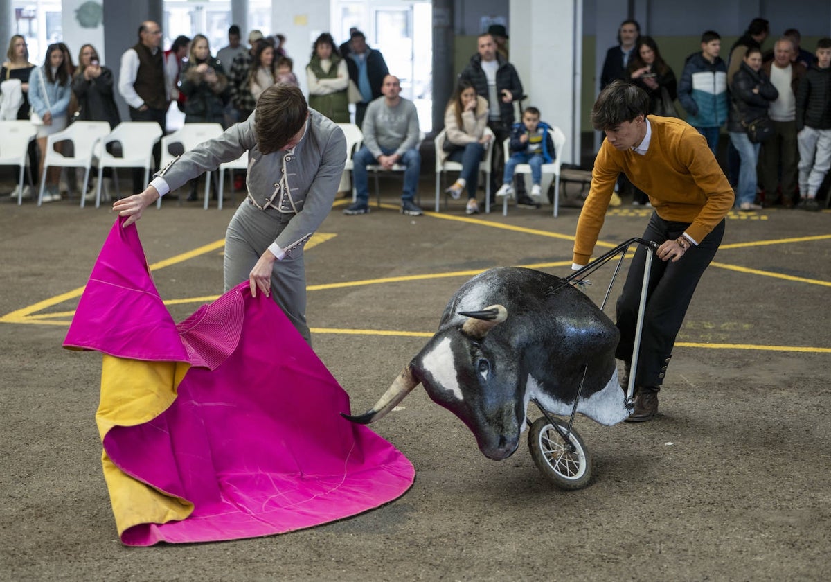 Un alumno de la Escuela Taurina de Santander ofrece una exhibición de toreo de salón, hace un mes, durante la presentación del colectivo en el Mercado Nacional de Ganados de Torrelavega.