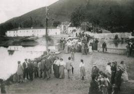 Vista de Unquera desde Bustio, en la celebración de la fiesta del Carmen, en 1910.