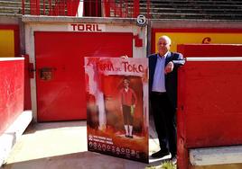 Indalecio Sobrino, junto al cartel en la puerta de toriles de la plaza de toros Monumental de Pamplona.