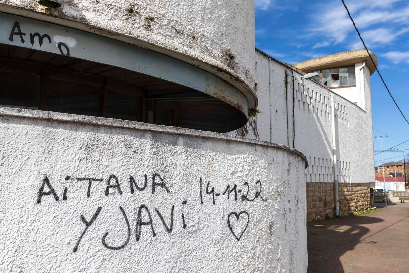 Grafitis en el exterior del templo.