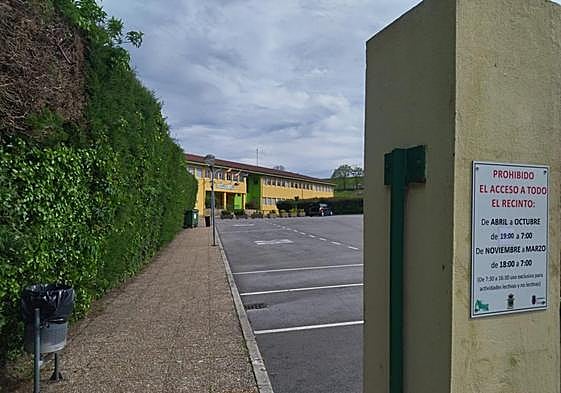 Los accesos al colegio están prohibidos de abril a octubre, a partir de las 19.00 horas.