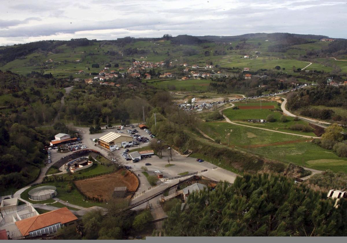 El tobogán saldría desde esta altura, el lavadero de la antigua mina, y bajaría hasta la entrada al parque, sin pasar por los recintos de los animales.