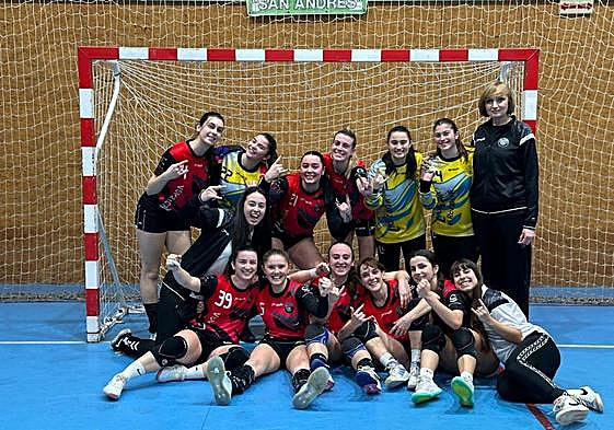 Éxito. La plantilla del Loizaga Construcciones Castro posa sonriente junto a su entrenadora Oxana Kirichenko en el Pachi Torre.