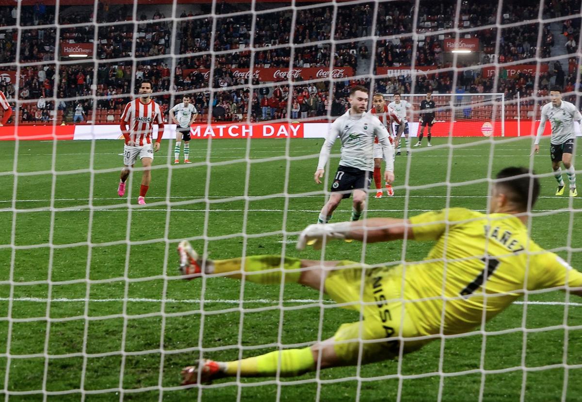 Peque, a los once metros, un seguro de vida. El catalán marcó de penalti el gol de la victoria en El Molinón.