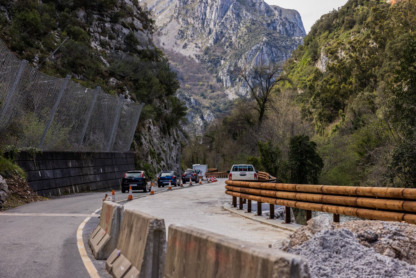 La reforma integral incluye la creación de nuevos sistemas de contención para evitar la caída de vehículos al río. Dichos sistemas de contención son de acero con forro de madera, lo que genera una reducción del impacto visual de la carretera adaptándola a un entorno tan sensible ambientalmente como el desfiladero.