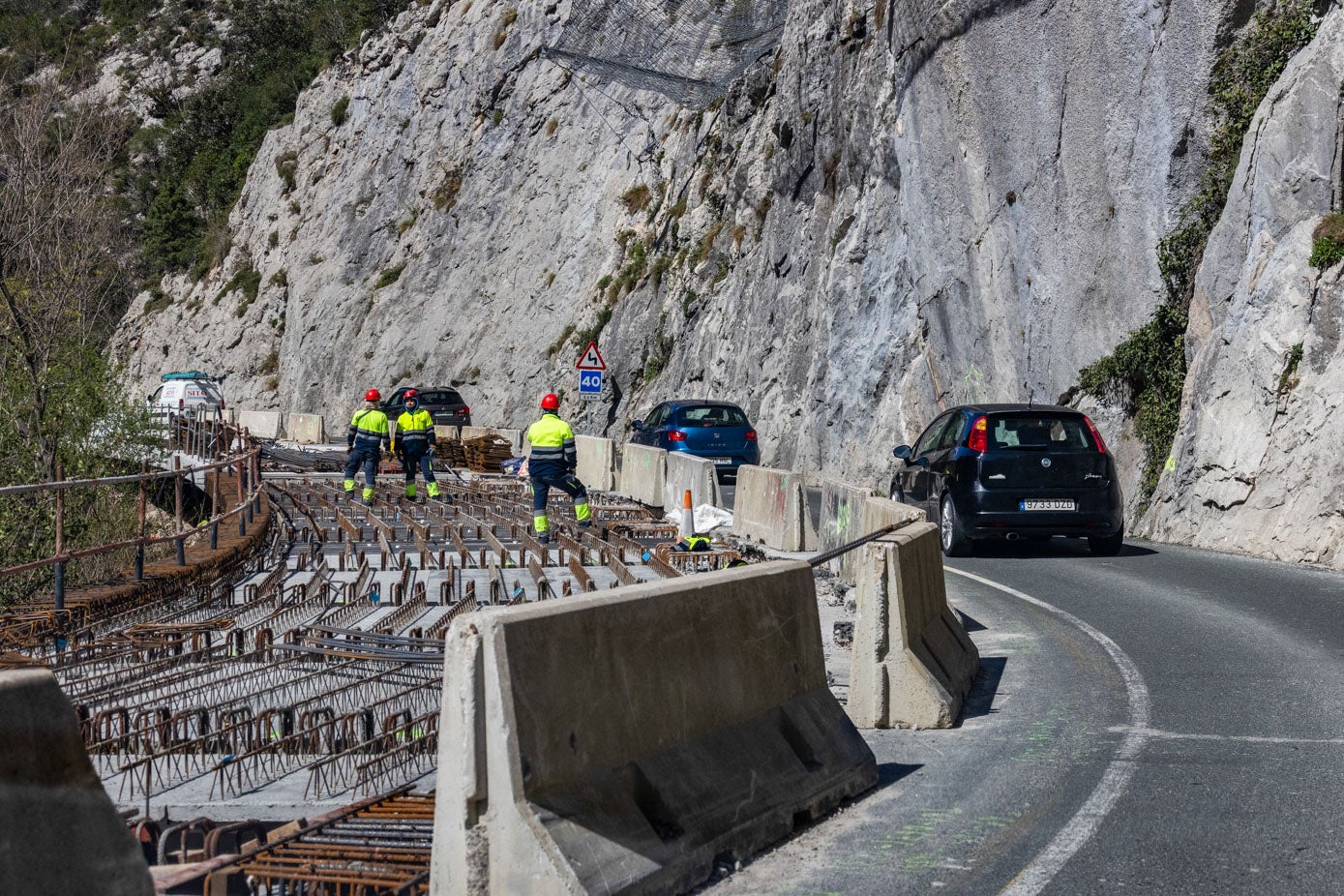 Un voladizo sobre el río Deva, otra de las soluciones técnicas para ampliar la calzada.