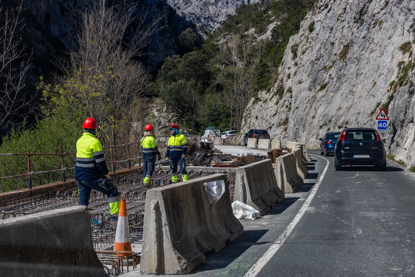 También se han realizado, previamente al acondicionamiento de los tramos, medidas de protección consistentes en pantallas dinámicas que protegen de las caídas de piedras de la ladera, tanto a los propios trabajadores de la obra como al resto de usuarios de la carretera.