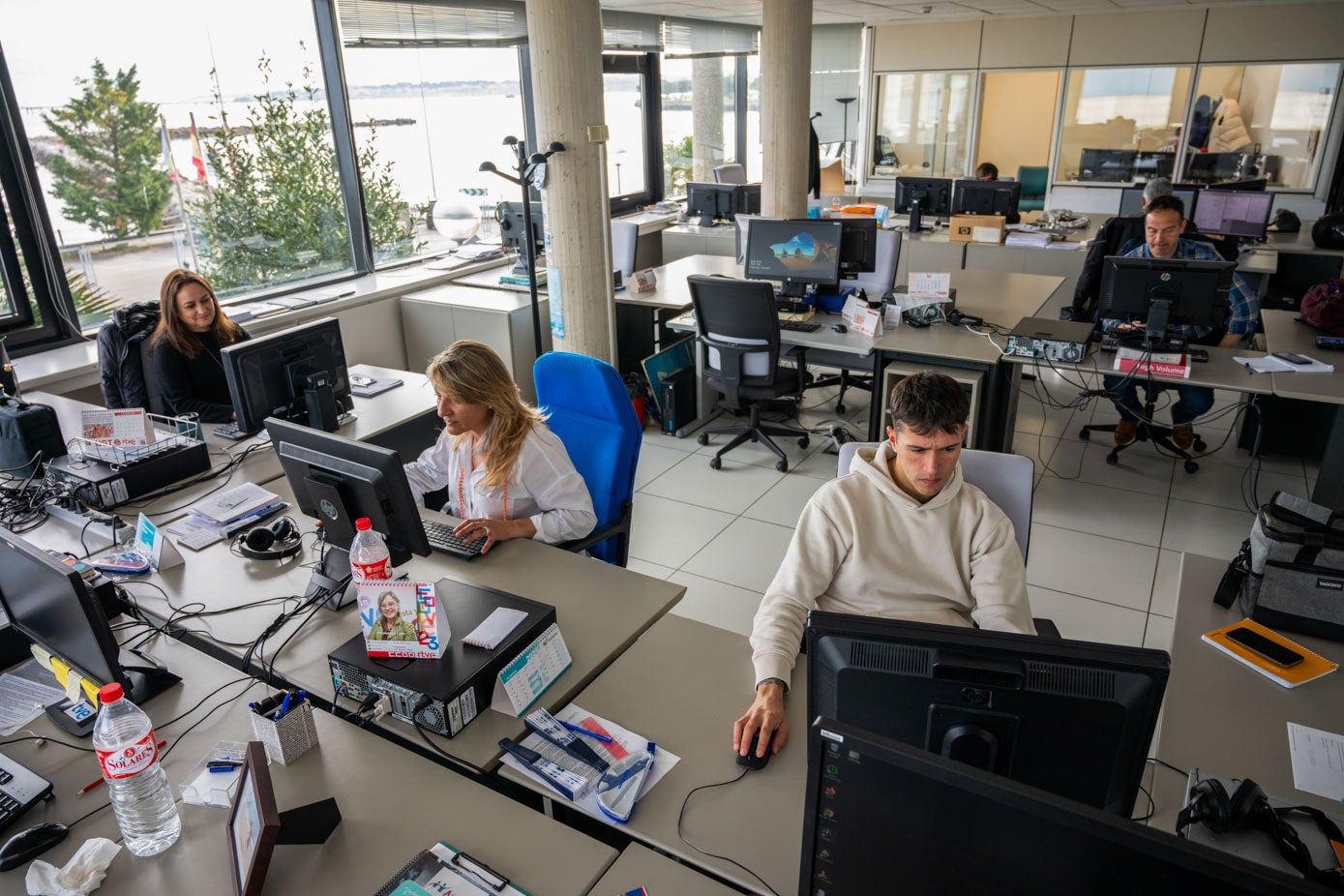 Los profesionales trabajan en la redacción de la televisión pública