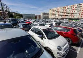 Cientos de vehículos estacionados en el aparcamiento de Pintor Varela, en la Inmobiliaria, una de las zonas más reveladoras del déficit de plazas en Torrelavega.