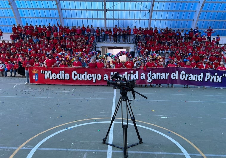 Medio millar de personas participaron ayer en la grabación del vídeo de presentación del municipio.