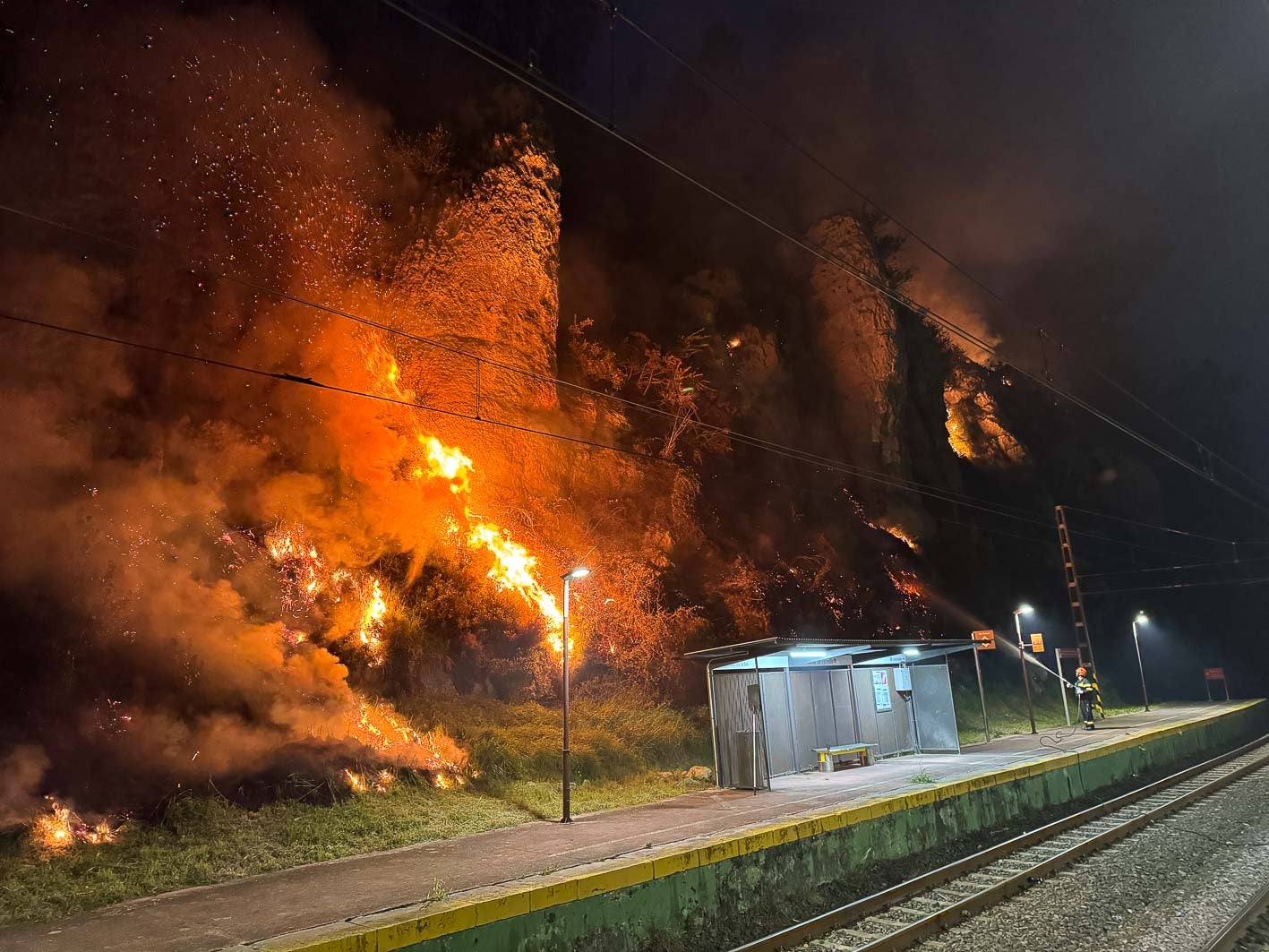 Protección Civil de Cabezón de la Sal interviene en la zona frente a la estación de tren de Casar de Periedo. 