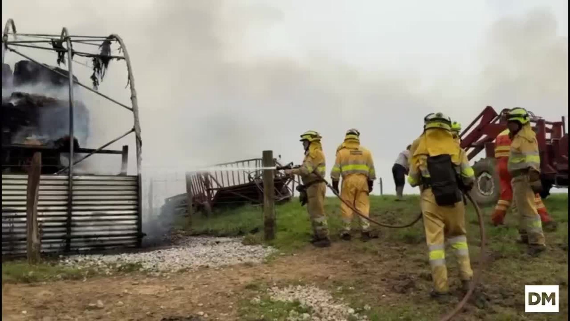 Los bomberos trabajando para sofocar el fuego en la ganadería La Busta