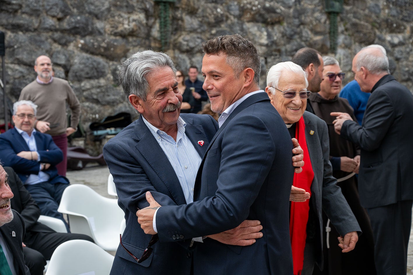 Miguel Ángel Revilla, expresidente de Cantabria y líder del PRC, saluda a Alejandro Sanz en presencia del Padre Ángel.