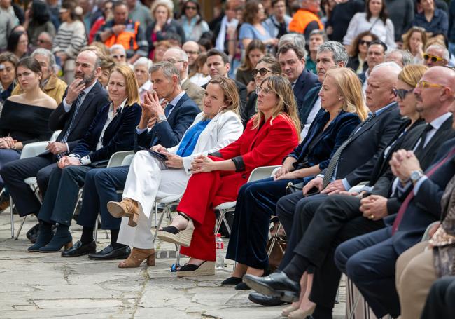 Isabel Urrutia, consejera de Presidencia y Justicia, Eugenia Gomez de Diego, delegada del Gobierno y María José González Revuelta, presidenta del Parlamento, entre otras autoridades, durante el acto de entrega del VI Premio Beato de Liébana.