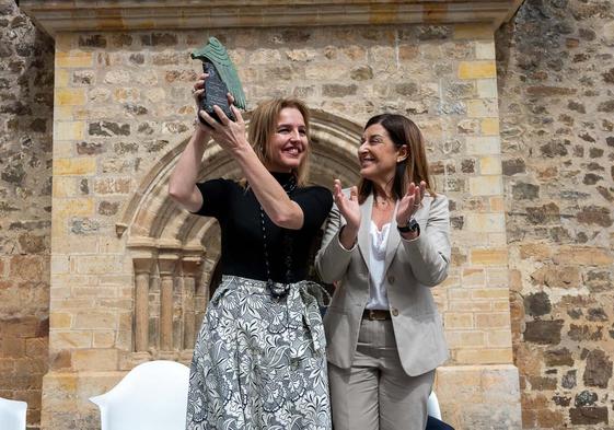 Beatriz Domínguez-Gil, directora general de la Organización Nacional de Trasplantes, recibe el Premio Beato de Liébana de manos de la presidenta de Cantabria, María José Sáenz de Buruaga.