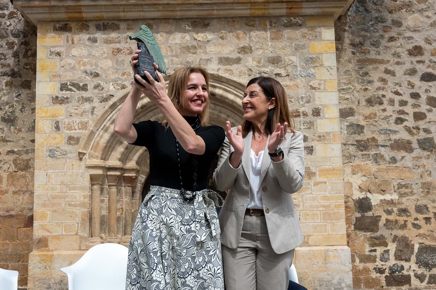 Beatriz Domínguez-Gil, directora general de la Organización Nacional de Transplantes (ONT) recibe el Premio Beato de Liébana en manos de la presidenta de Cantabria, María José Sáenz de Buruaga.