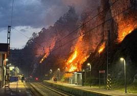 El fuego quema el monte que da a la estación de tren de Casar de Periedo.