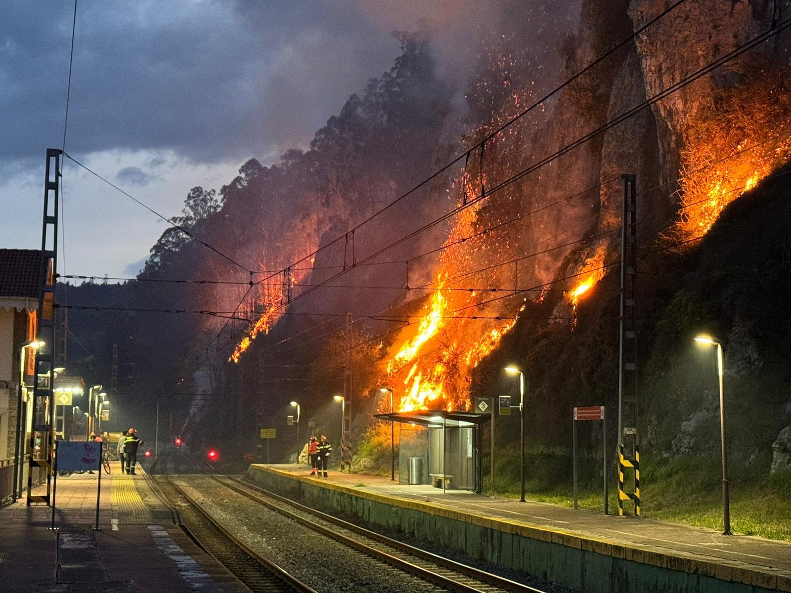 La proximidad de las llamas a la estación de tren de Casar de Periedo ha obligado a cortar el tráfico ferroviario en este punto. 