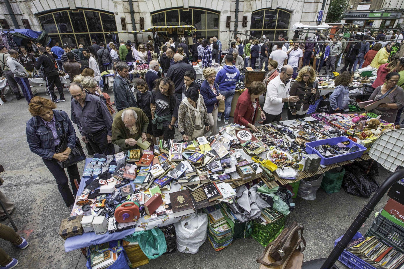 Un puesto en el mercadillo exterior de la Esperanza vende todo tipo de objetos.