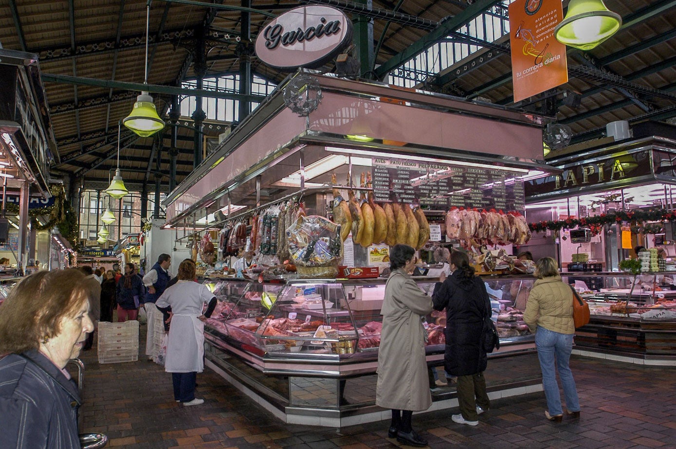 Puestos de carne, en la primera planta del mercado.